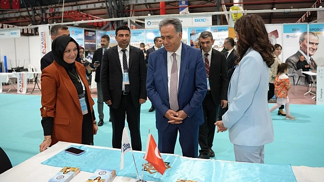 Rektör Akpolat, İpek Yolu Kariyer Fuarı'ndaki stantları ziyaret etti