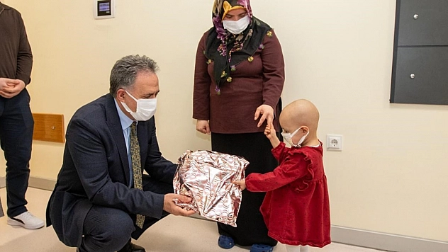 Rektör Akpolat, minikleri hediyelerle sevindirdi