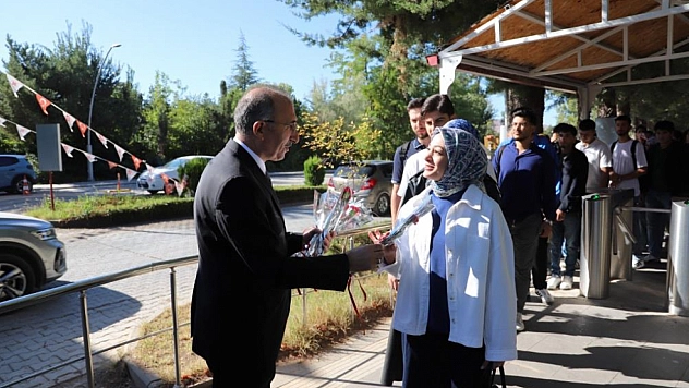 Rektör Göktaş, öğrencileri karanfillerle karşıladı
