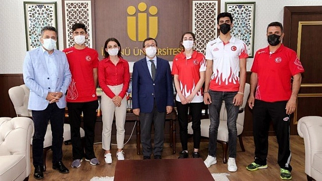 Başarılı sporculara hediye