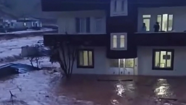 Sağanak sele neden oldu, evleri su bastı