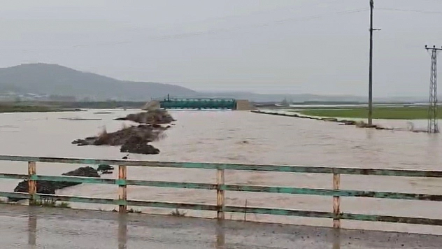 Sağanak sonrası ev ve tarlaları su bastı