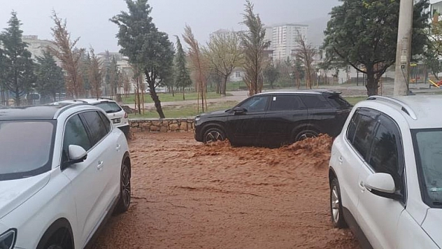 Sağanak yağış sele neden oldu