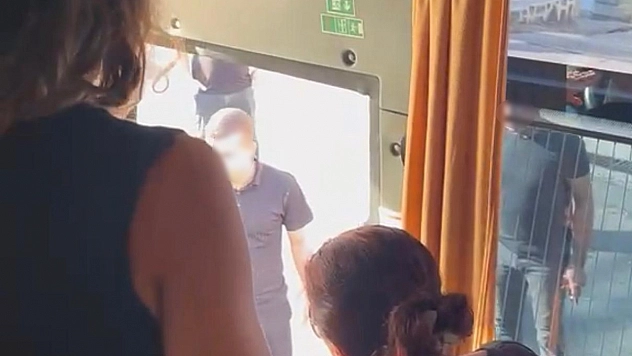 Sağlık otobüsünün önünü kesip camlarını yumrukladılar