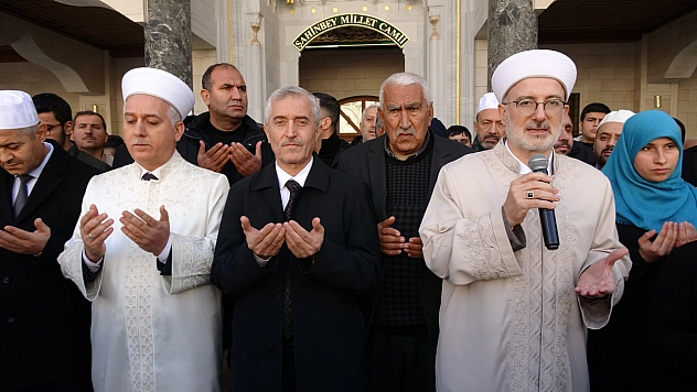 Şahinbey Belediyesi 175 öğrenciyi daha umreye gönderdi