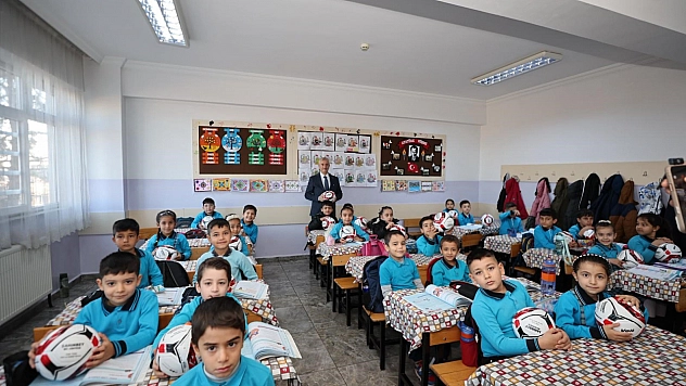 Şahinbey'den okulunu temiz tutan öğrencilere futbol topu hediye