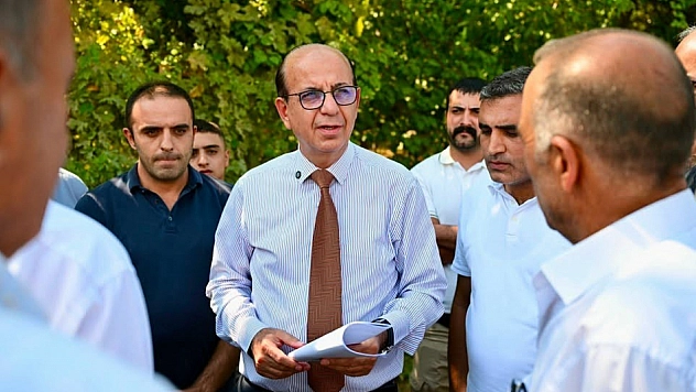 Başkan Geçit müdürü yanına aldı, mahallelinin kapısını çaldı: Şahnahan'ın çilesi bitiyor!