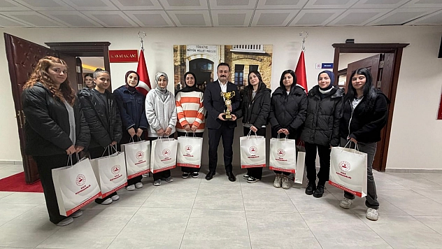 Şampiyon futsal takımı Kaymakam Batı'yı ziyaret etti