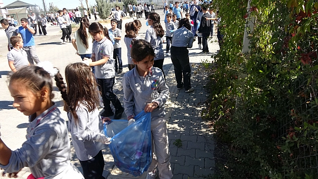 Şamsat'ta öğrenciler temizlik için sokaklarda