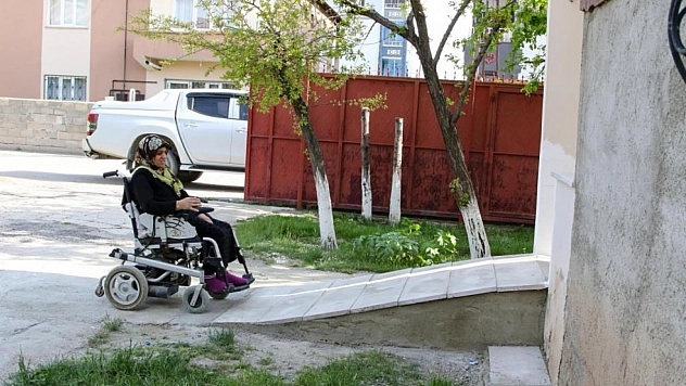 Sandalye ve rampa bir hayatı kolaylaştırdı