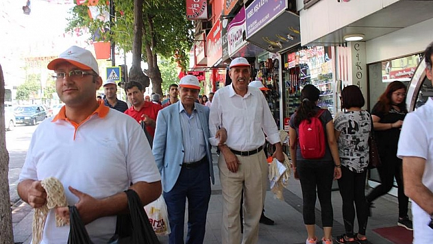 Şapka dağıttılar