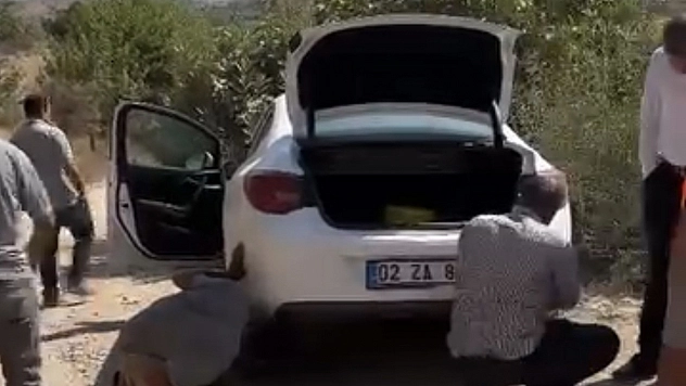 Şarampole giren otomobil halatla kurtarıldı