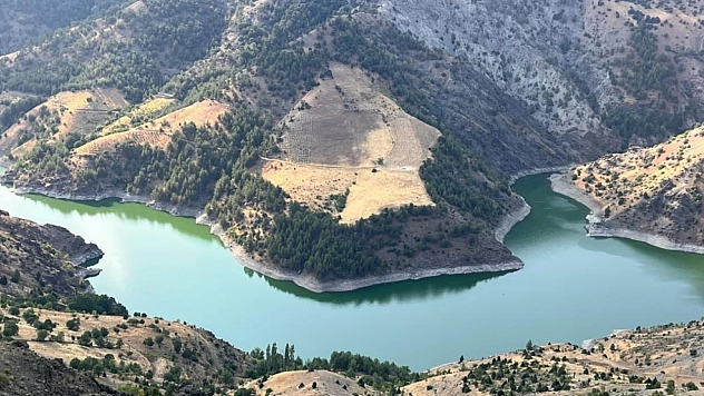 Sarıgüzel Barajı ve çevresindeki dağlar manzarasıyla hayran bırakıyor