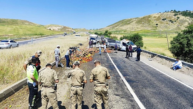 Sebze yüklü kamyonetin tekeri patladı: Yol trafiğe kapatıldı
