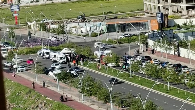 Şehir içi minibüs ile otomobil çarpıştı: 5 yaralı