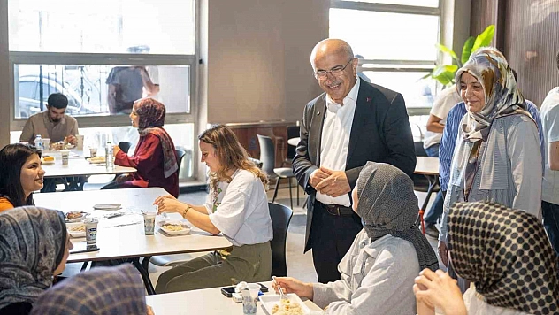 Şehir Kütüphanesi'nde öğrencilere yemek ikramı