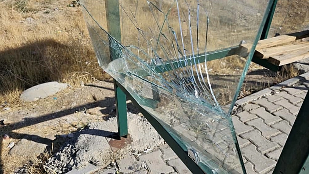 Şehir magandaları durağın camlarını kırdı
