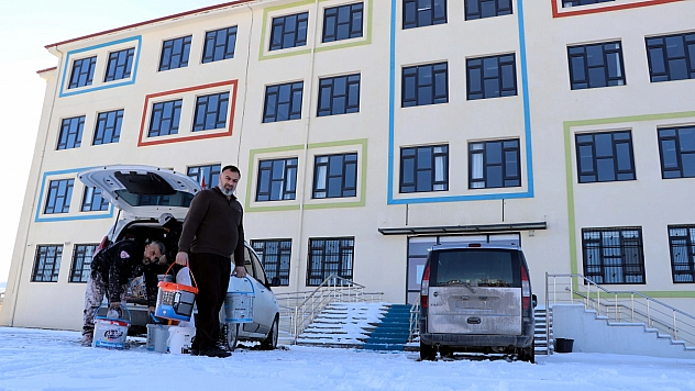 Şehit babası, oğlunun adının verildiği okulu boyadı