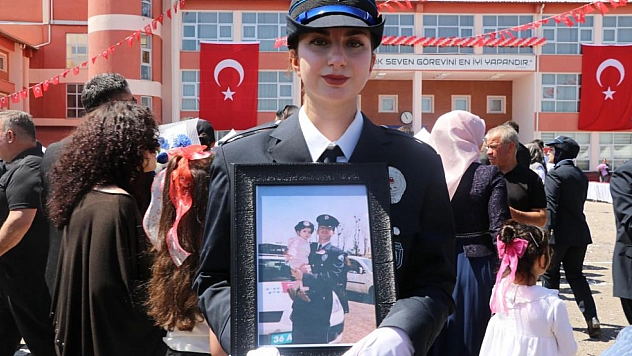 Şehit babasının izinden giderek polis oldu