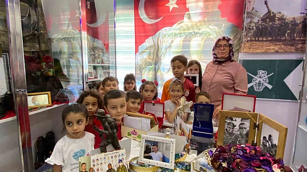 Şehit oğlunun odasını anı evine çevirdi