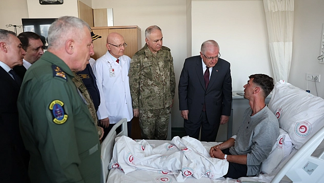 Şehitlerin ardından yaralı Mehmetçiklere moral ziyareti