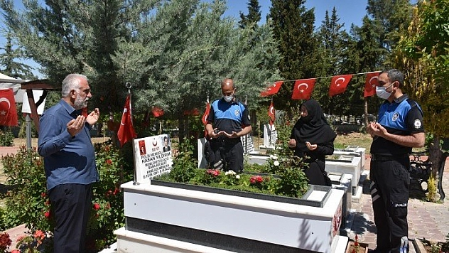 Şehitliklerde hüzün hakim