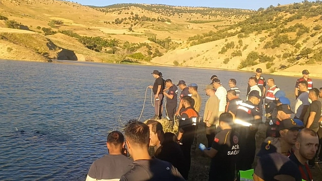 Serinlemek için girdiği gölette boğuldu