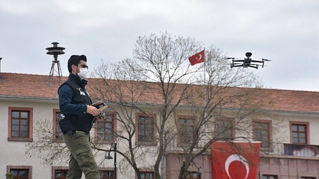 Sesli drone ile sokağa çıkanlar uyarılıyor