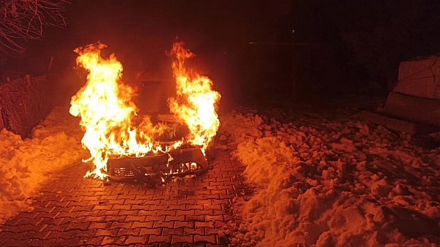 Seyir halindeki araç alev aldı