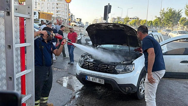 Seyir halindeki araç alev alev yandı