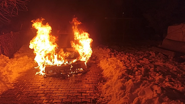 Seyir halindeki araç alev topuna döndü