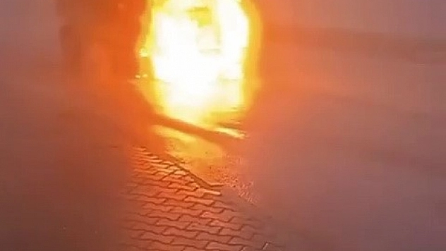 Seyir halindeki araç yanarak hurdaya döndü