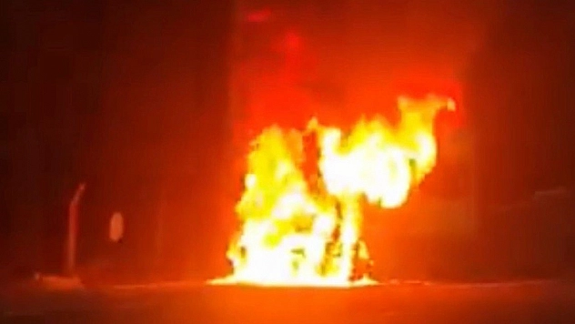 Seyir halindeki işçi servisi alev topuna döndü