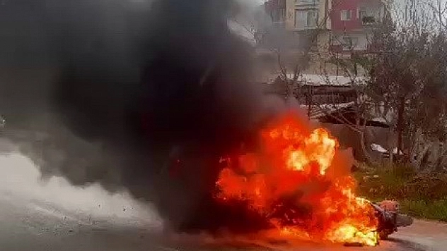 Seyir halindeki motosiklet yandı