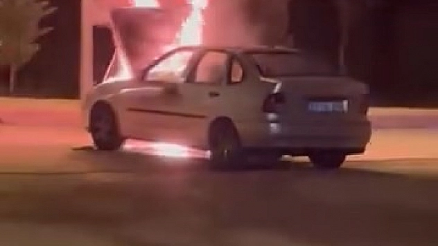 Seyir halindeki otomobil alev aldı