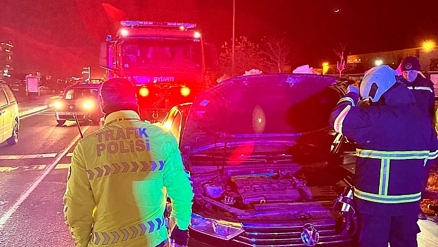 Seyir halindeki otomobil alev aldı