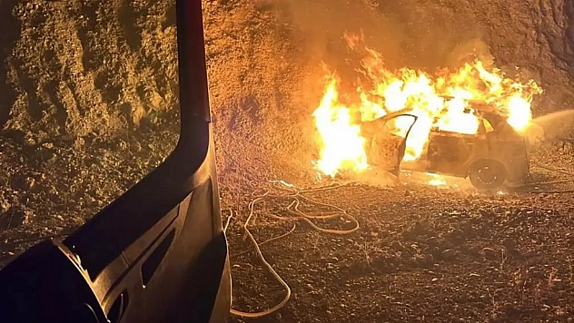 Seyir halindeki otomobil alev aldı