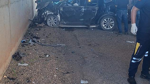 Seyir halindeki otomobil alt geçitte duvara çarptı: 5 yaralı