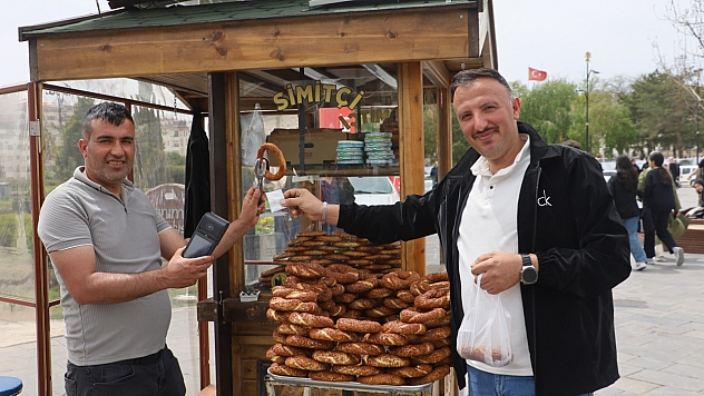Seyyar simit tezgâhına POS cihazı koydu