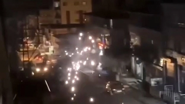 Sıcak havayla genleşen elektrik telleri havai fişek gibi patladı