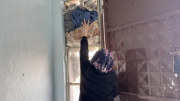 Şiddet ve kuma gerçeğine rağmen 4 çocuğu için mücadele ediyor