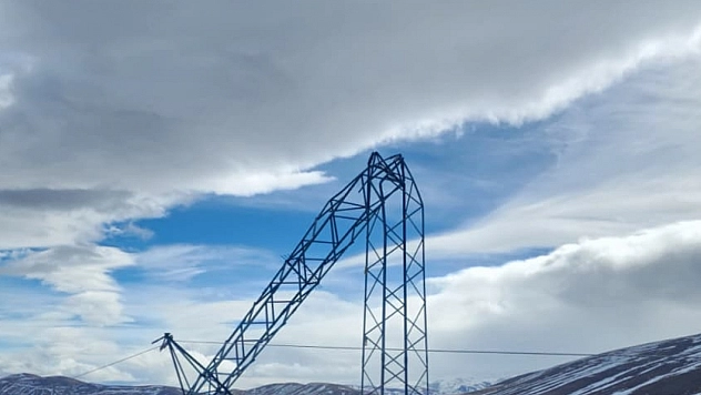 Şiddetli rüzgar çatıları uçurdu!