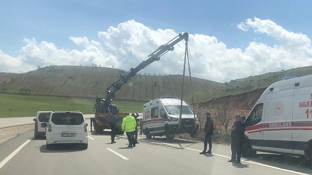 Hasta taşıyan ambulans devrildi