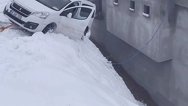 Kayan otomobil evin duvarında asılı kaldı