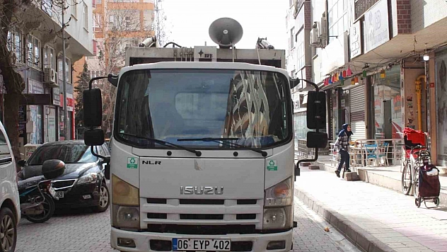 Müziği duyan vatandaş çöpünü çıkartıyor