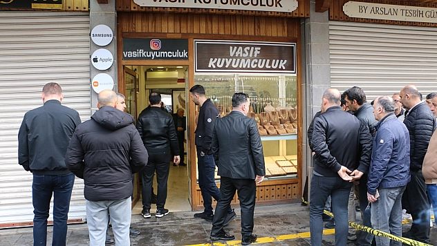 Kuyumcuya silahla girdiler 1,5 kilo altınla çıktılar