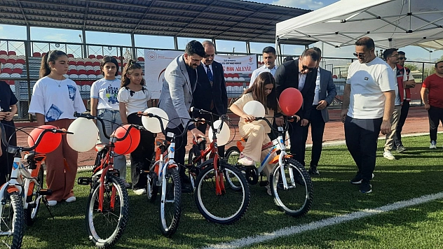 Silopi Kaymakamı Partal, başarılı öğrencilere bisiklet hediye etti