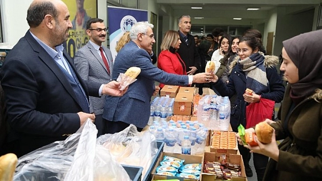 Meyve suyu ve kek ikramı