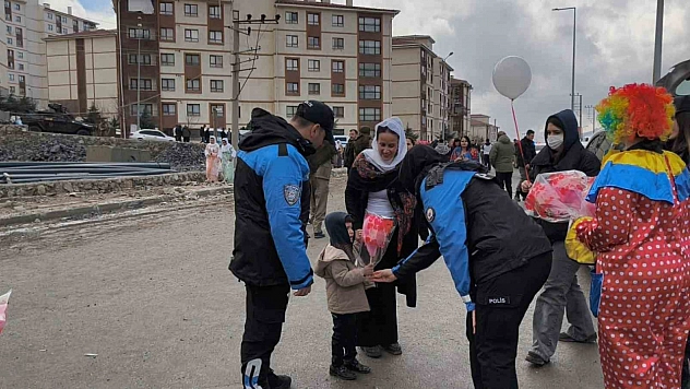 Polis çocuklara pamuk şeker ve balon dağıttı