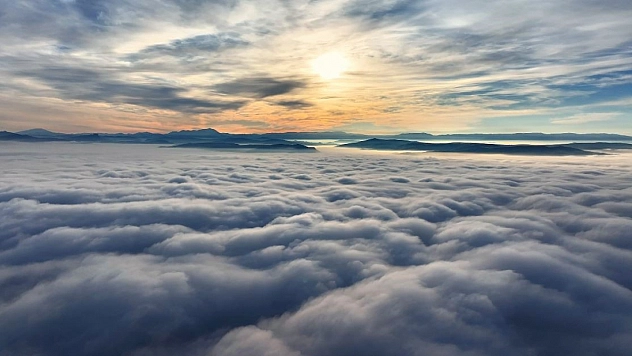 Sis tüm şehri sardı: Eşsiz manzaralar oluştu